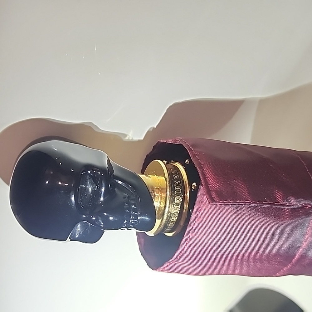 Umbrella Alexander McQueen Black Skull Wine Stopper with Burgundy Sleeve - Picture 2 of 16